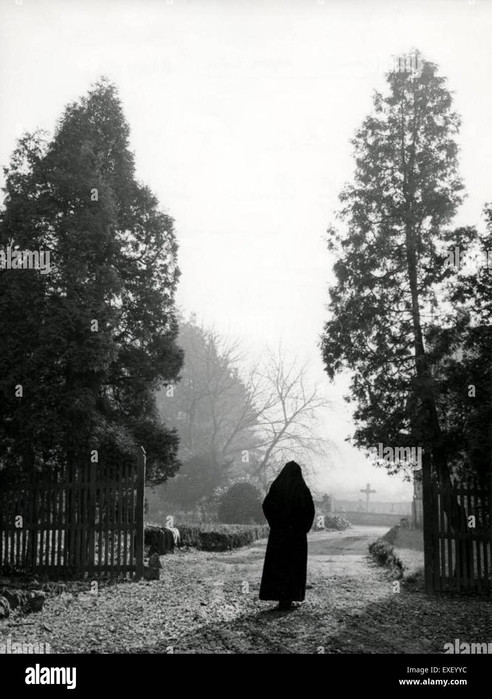 Une photographie capturant une scène dans un cimetière pendant la journée de toutes les âmes (Allerzielen), où les visiteurs rendent hommage aux défunts, reflétant l'importance culturelle de cette journée. Banque D'Images