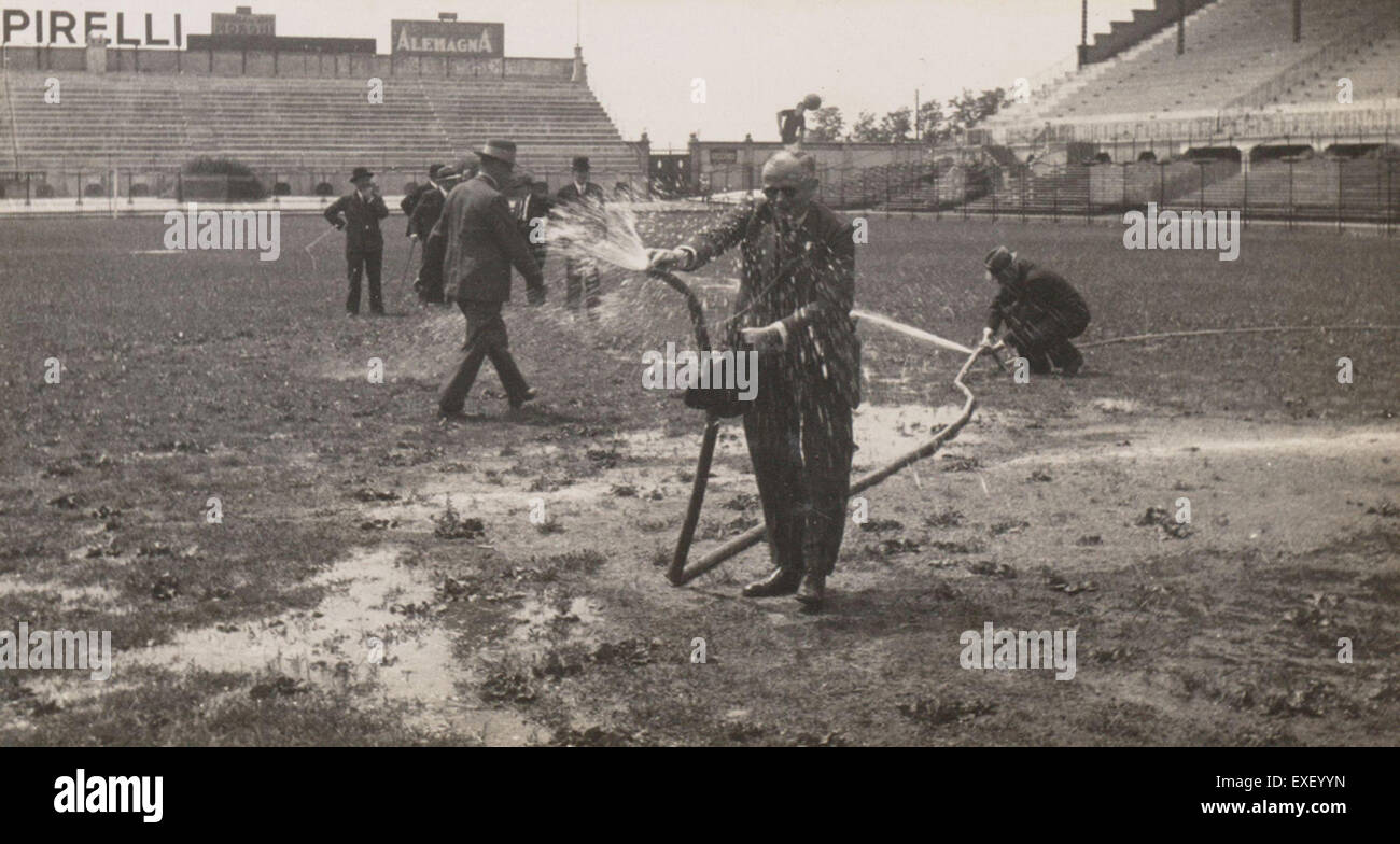 Cette image montre le terrain arrosé avant le match de la Coupe du monde 1934 entre les pays-Bas et la Suisse. Il met en lumière les préparatifs d'avant-match pour cette première compétition de football. Banque D'Images