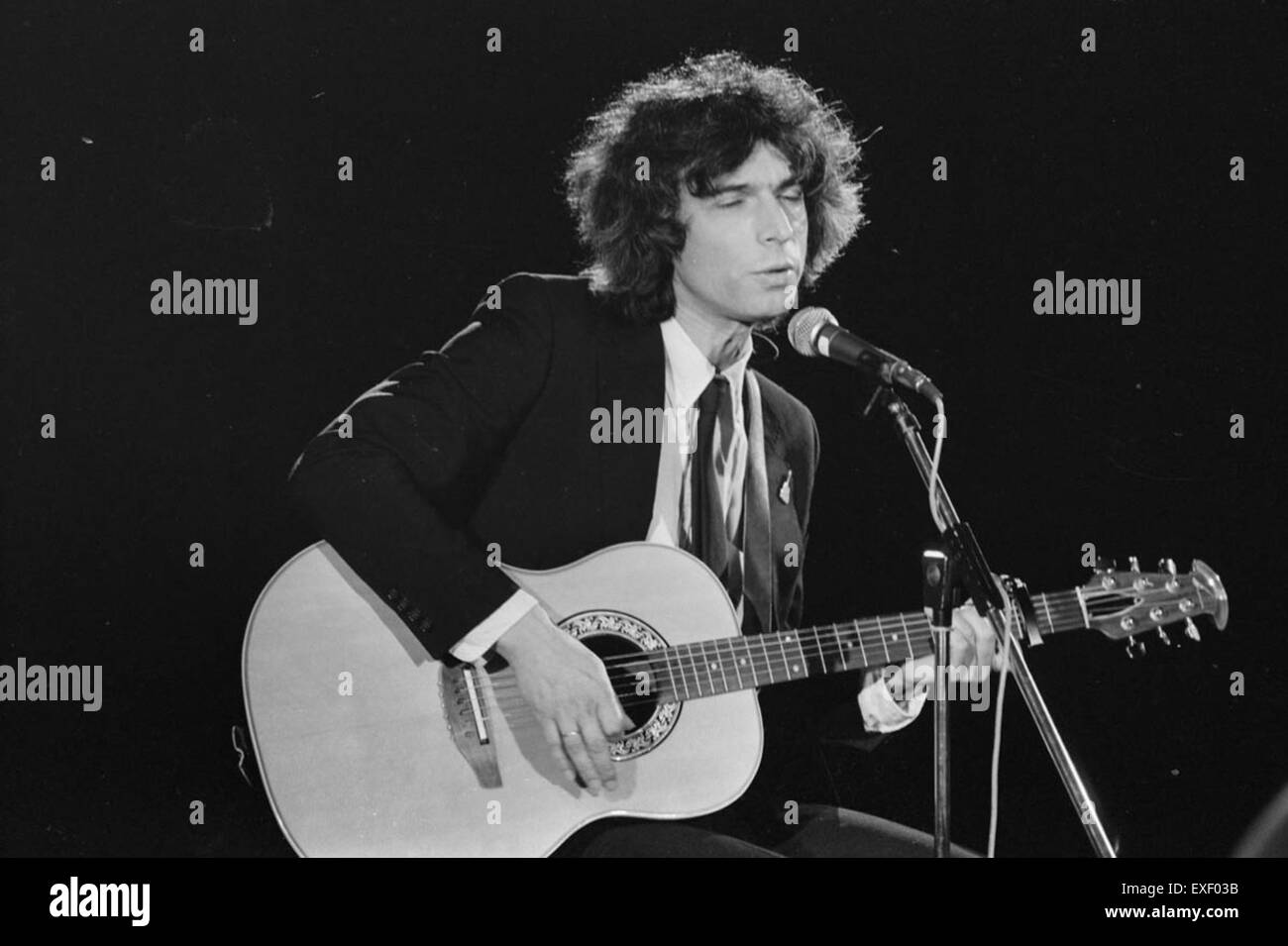 Une photographie d'une émission de VARA TV diffusée le 1er mai, capturant les moments de l'émission. L'image se concentre sur les participants à l'événement et sur le décor, reflétant le contexte culturel et historique de la télévision néerlandaise du milieu du XXe siècle. Banque D'Images