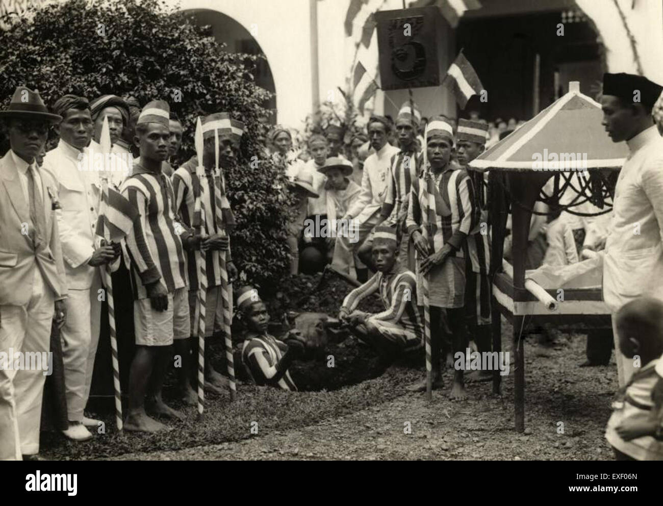 Cette image représente l'enterrement d'une tête de buffle d'eau, une pratique qui peut avoir une signification culturelle ou rituelle. L'image met en évidence la cérémonie et les coutumes locales entourant de tels actes. Banque D'Images