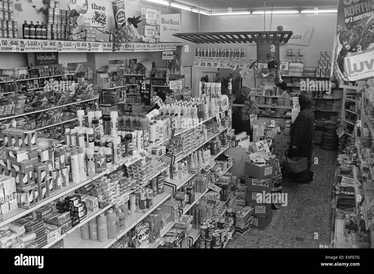 Photographie vintage d'un magasin en libre-service aux pays-Bas, capturant un supermarché local au milieu du XXe siècle. Le magasin faisait partie d'une tendance plus large vers le commerce de détail moderne et l'épicerie libre-service. Banque D'Images