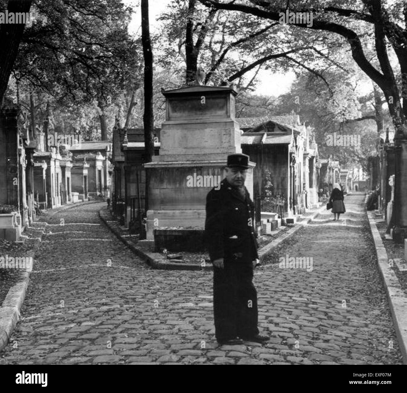 Le cimetière du Père-Lachaise à Paris est l'un des cimetières les plus célèbres, connu pour son importance historique et comme le lieu de repos final de personnalités notables. Banque D'Images