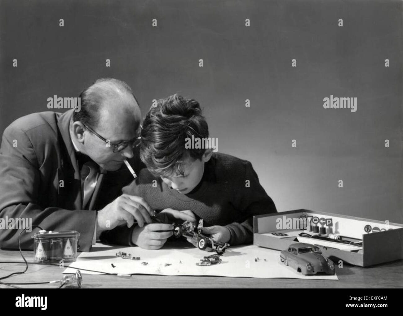 'Rokende vader' est une œuvre d'art qui représente une figure paternelle fumant, réfléchissant sur les thèmes de la vie familiale, des habitudes personnelles et du portrait dans multiples La pièce met probablement en évidence la profondeur émotionnelle du sujet et la vie quotidienne. Banque D'Images