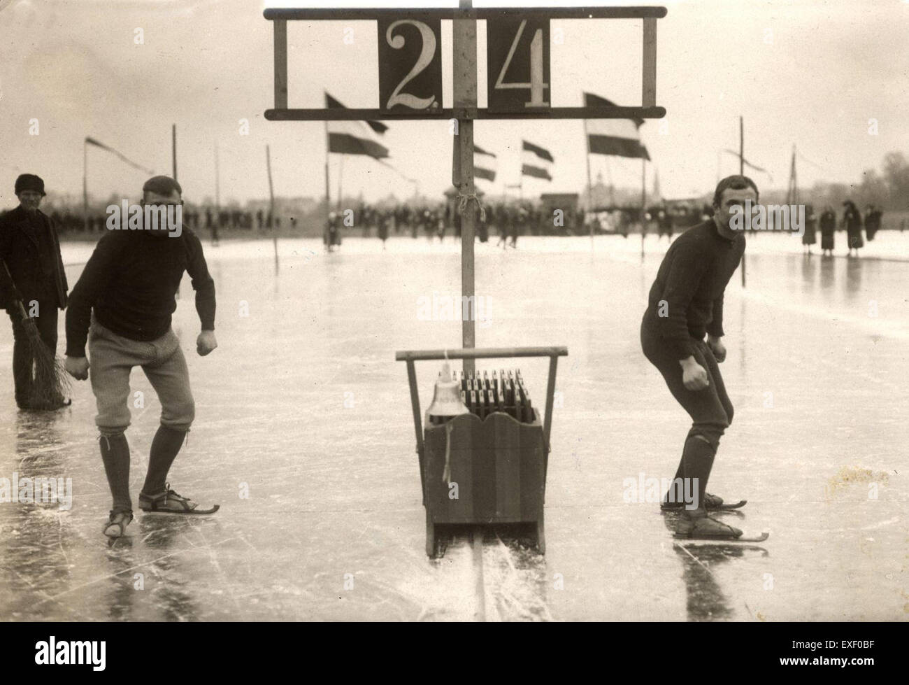 Cette œuvre représente des patineurs à la ligne de départ, avec un accent sur les artistes néerlandais Poepjes et Van der Zee. Il capture un moment de sport d'hiver aux pays-Bas, mettant en valeur l'action dynamique du patinage sur glace. Banque D'Images