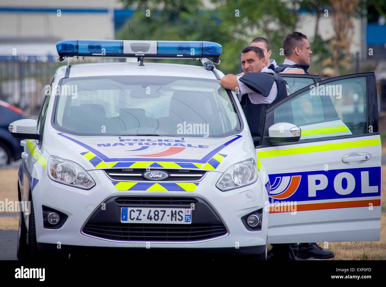 Paris, France. Le 13 juillet, 2015. Les agents de police montent la garde à l'extérieur de l'emplacement d'un otage helding à Paris, France, le 13 juillet 2015. Environ 18 personnes ont été évacuées du centre commercial où les employés en otage des hommes armés qui s'est tenue lundi matin à Villeneuve-la-Garenne, ouest de Paris, a annoncé la police. Crédit : Chen Xiaowei/Xinhua/Alamy Live News Banque D'Images Paris, France. Le 13 juillet, 2015. Les agents de police montent la garde à l'extérieur de l'emplacement d'un otage helding à Paris, France, le 13 juillet 2015. Environ 18 personnes ont été évacuées du centre commercial où les employés en otage des hommes armés qui s'est tenue lundi matin à Villeneuve-la-Garenne, ouest de Paris, a annoncé la police. Crédit : Chen Xiaowei/Xinhua/Alamy Live News Banque D'Images