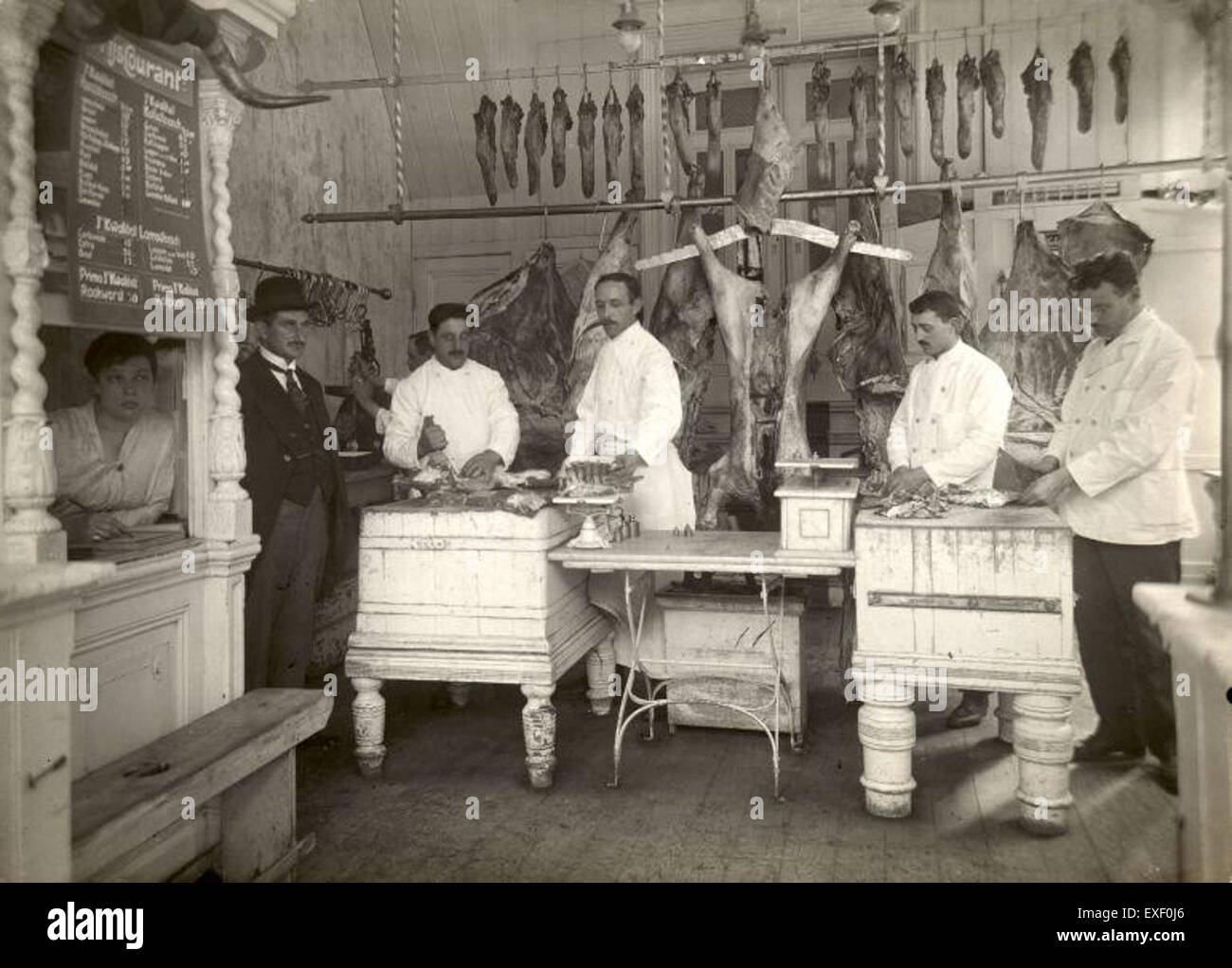 Le 'Slagerij à Amsterdam' fait référence à une boucherie à Amsterdam, probablement avec une signification historique ou culturelle. Le terme « slagerij » signifie boucher en néerlandais, et Amsterdam a une riche histoire dans le commerce et les marchés locaux, faisant des boucheries une partie de son patrimoine commercial. Banque D'Images