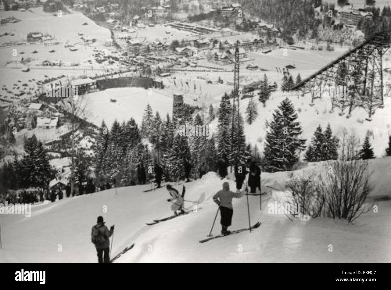 Cette image montre un parcours de slalom sur le versant du Gudiberg à Garmisch-Partenkirchen, en Allemagne. Le parcours fait partie des sports d'hiver de la région, mettant en valeur les activités de ski alpin. Banque D'Images