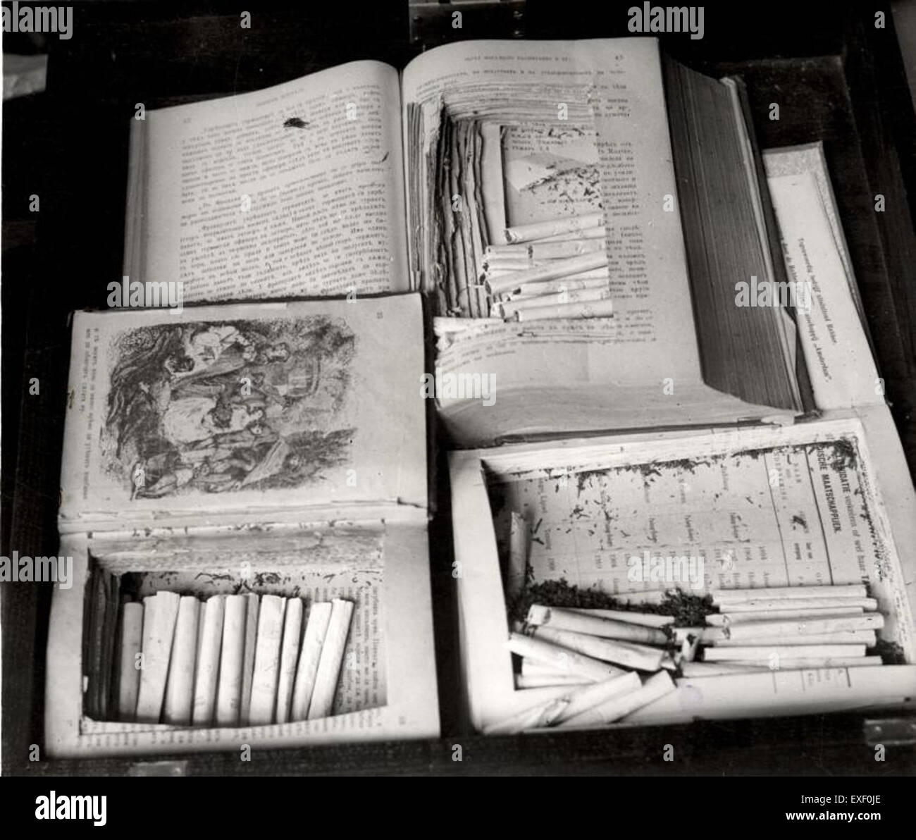 Cette image met en évidence un acte de contrebande de cigarettes caché dans un livre, reflétant les méthodes clandestines utilisées dans le commerce illégal. Il donne un aperçu des techniques de contrebande passées qui étaient couramment utilisées pour les marchandises prohibées. Banque D'Images