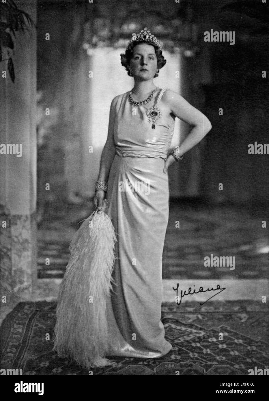 Portrait officiel de la princesse Juliana des pays-Bas, capturant sa régalité et son statut de monarque. La peinture met en valeur Juliana en tenue formelle, incarnant la dignité et la grâce attendues d'une figure royale. Banque D'Images