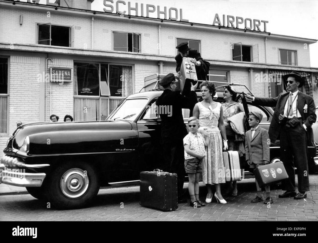 Cette image montre un taxi en attente à l'aéroport de Schiphol, l'un des aéroports les plus fréquentés des pays-Bas. Schiphol est un important hub international pour les vols et le transport, situé près d'Amsterdam. Banque D'Images