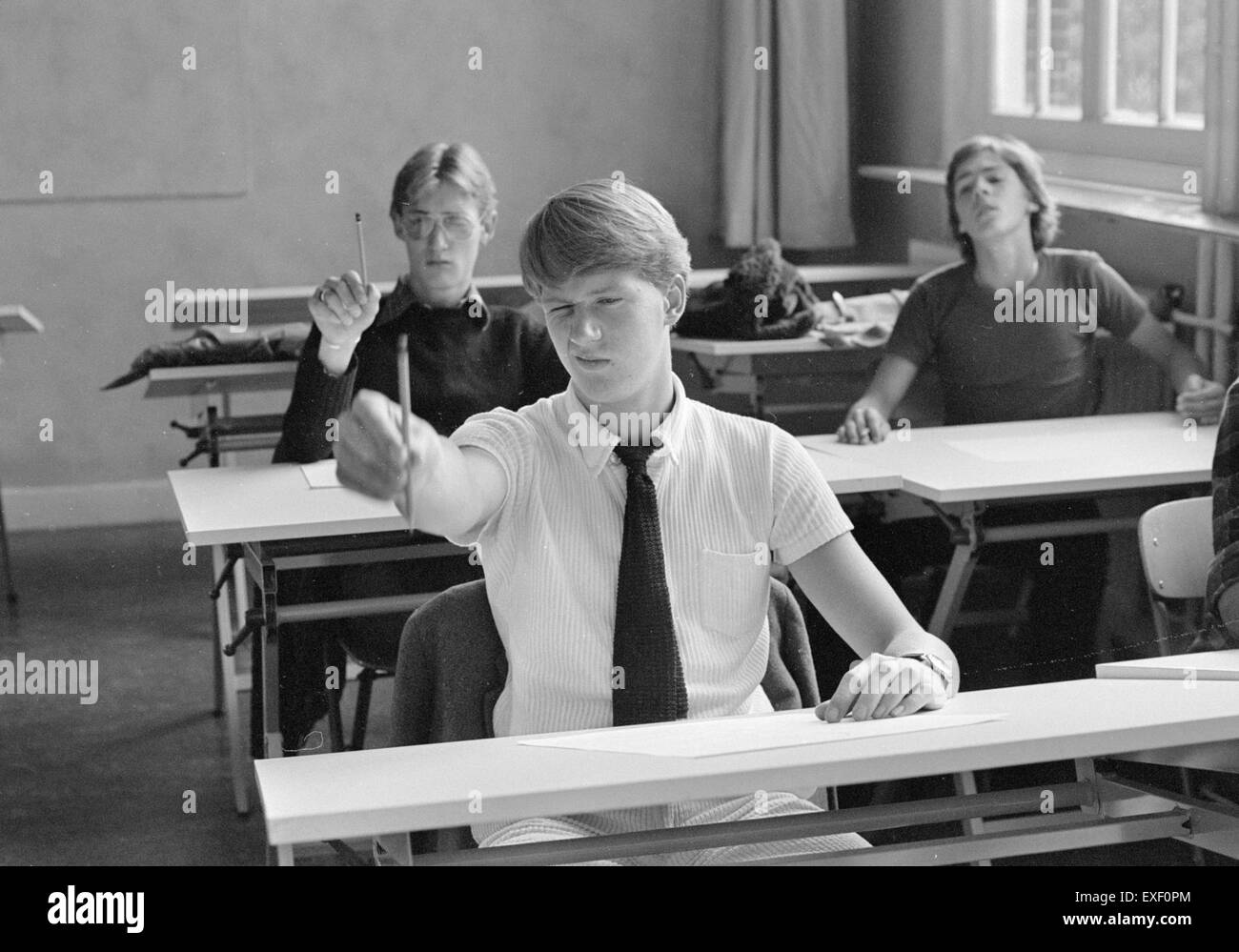 La scène « leçon de dessin » de l'école d'Amsterdam illustre l'éducation artistique néerlandaise du début du XXe siècle. Cette œuvre met en valeur le style architectural et artistique de l'école d'Amsterdam, connue pour ses conceptions expressives et géométriquement structurées. Banque D'Images