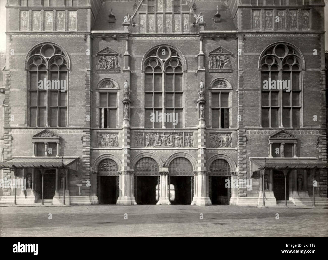 La façade du Rijksmuseum, connue sous le nom de « Voorgevel van het Rijksmuseum », est une caractéristique architecturale emblématique du musée d'Amsterdam. Le bâtiment est un chef-d'œuvre de l'architecture néerlandaise et un élément clé de l'identité du musée. Banque D'Images
