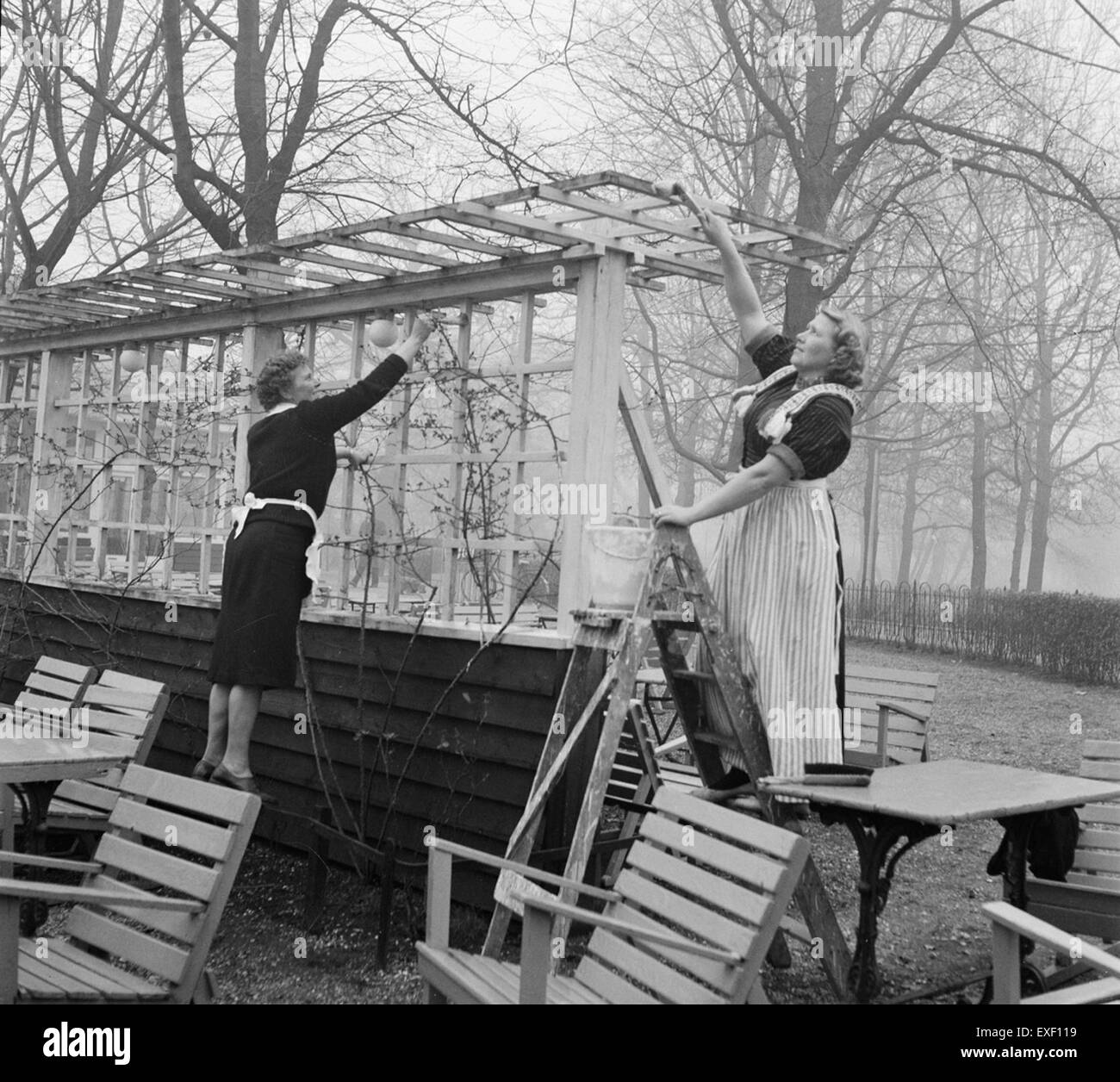 Nettoyage de printemps au Vondelpark, Amsterdam, avec des ouvriers entretenant la beauté et la propreté du parc, reflétant le rôle du parc dans la vie publique et les efforts de maintenance annuels. Banque D'Images