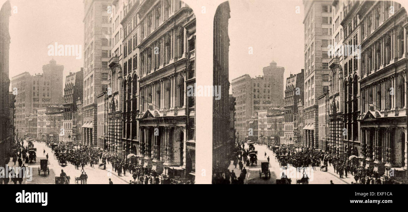 Une vue panoramique sur Broadway, connue pour son quartier animé de divertissement à New York. La rue est célèbre pour ses théâtres, comédies musicales et son importance culturelle en tant que centre de divertissement mondial. Banque D'Images