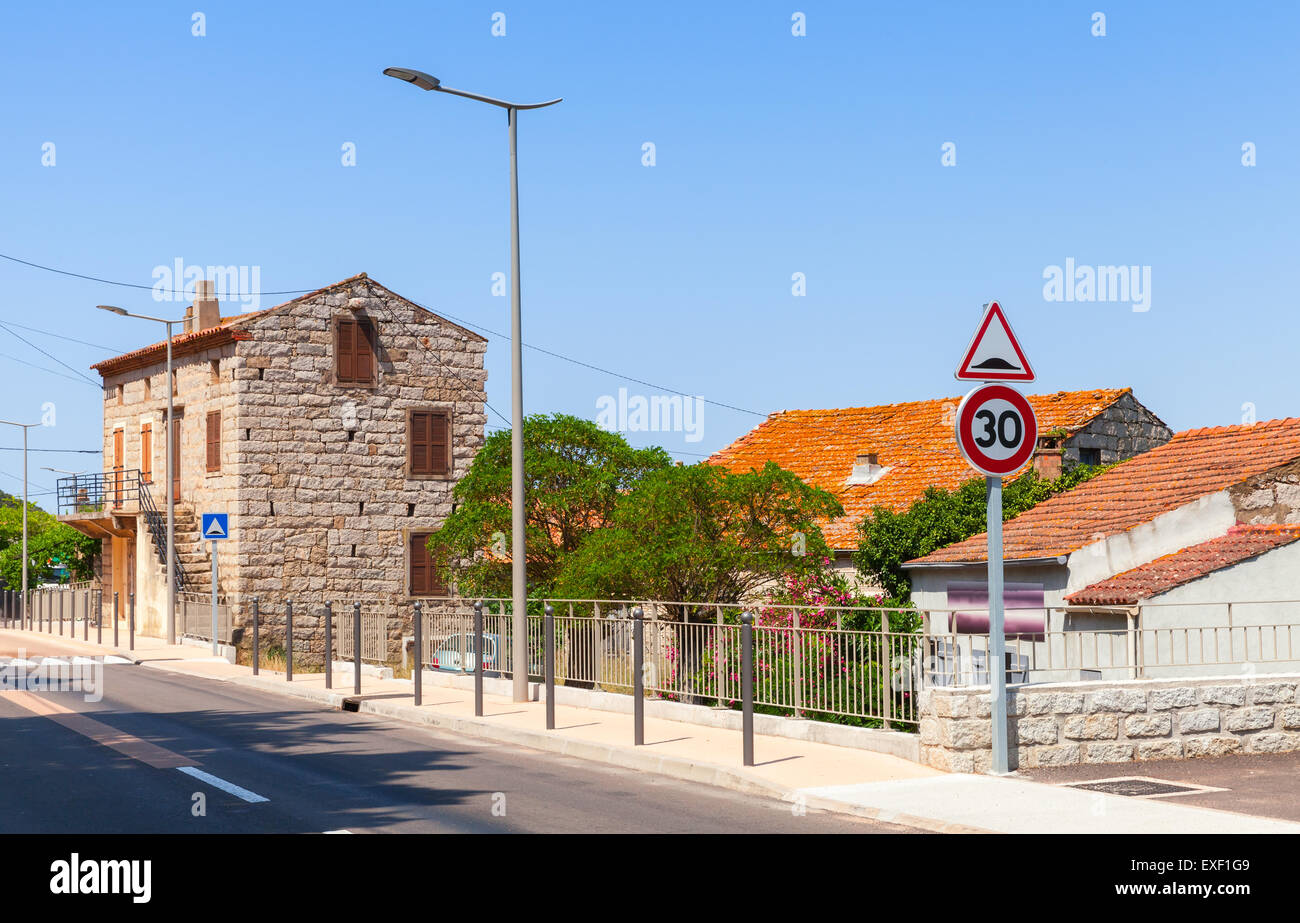 Figari, Corse du Sud. Rurar anciennes maisons faites de pierres avec des toits de tuiles rouges près de la route Banque D'Images