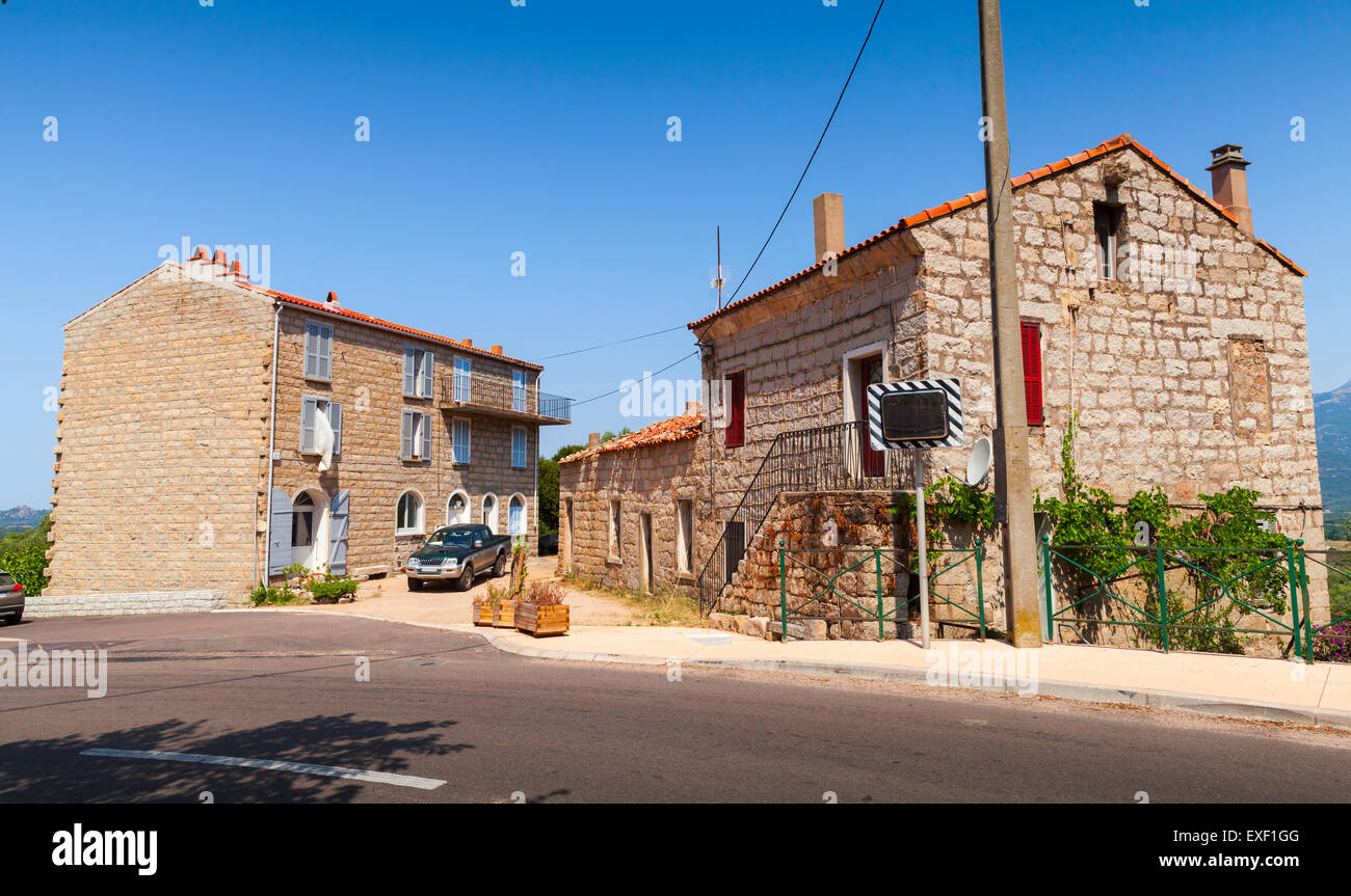 Figari, Corse du Sud. Rurar anciennes maisons faites de pierres avec des toits de tuiles rouges, portes et fenêtres en bois Banque D'Images