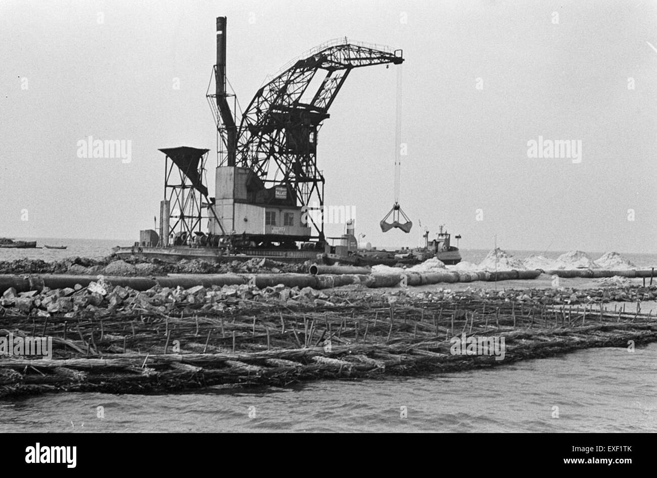 Cette image aérienne montre le projet de remise en état (Drooglegging) dans la partie sud de Flevoland, près de Muiderberg, aux pays-Bas. L'image capture l'impressionnant exploit d'ingénierie de la remise en état des terres au XXe siècle, qui a transformé la région en terres agricoles utilisables. Banque D'Images