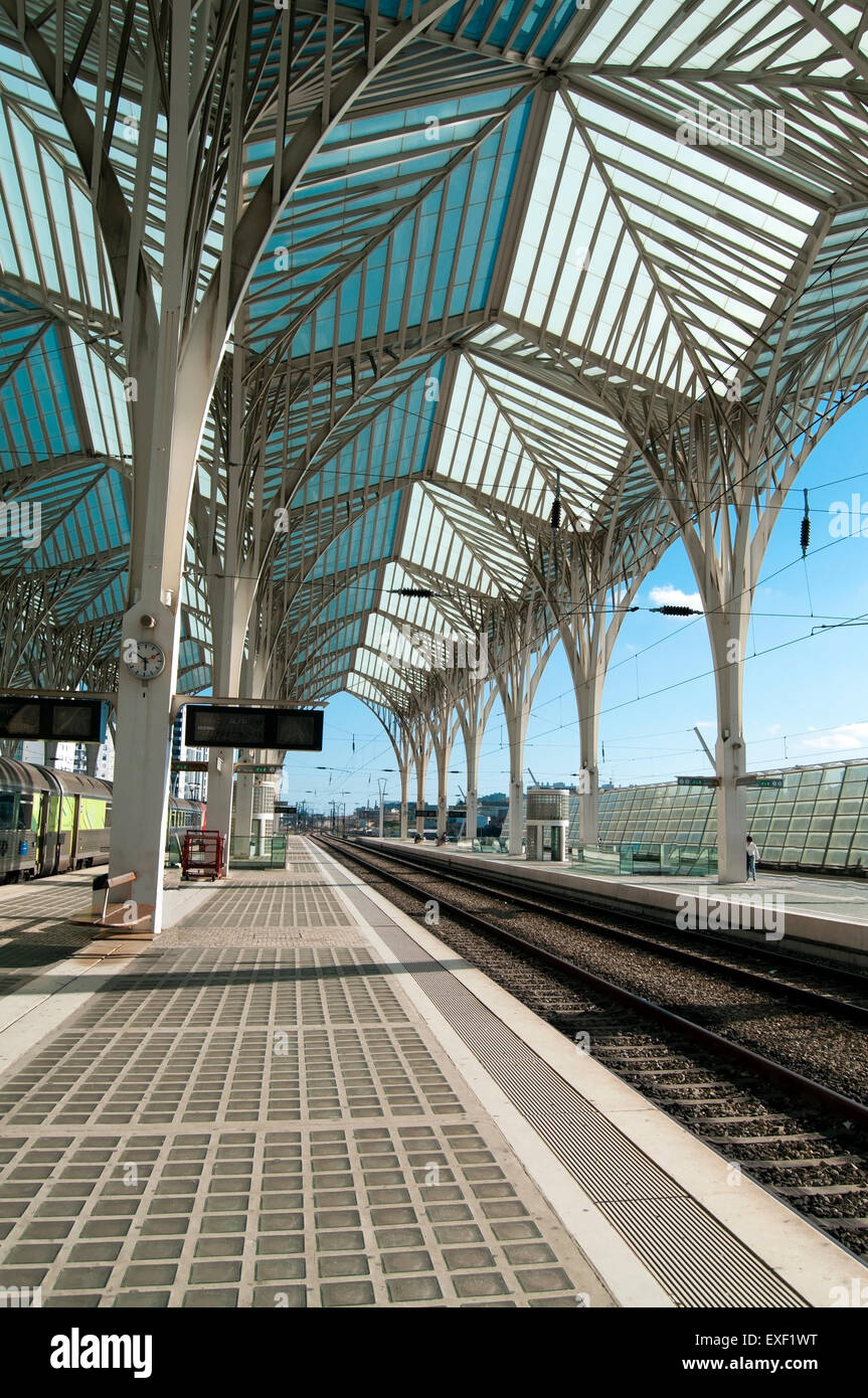 Oriente gare perron dans la ville de Lisbonne Portugal Banque D'Images