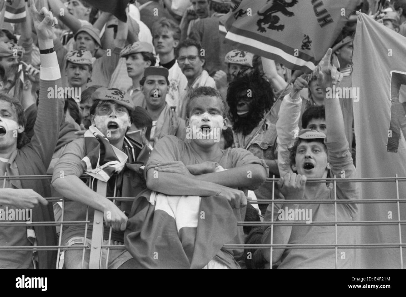 Le Championnat d'Europe de football (EK) organisé en Allemagne de l'Ouest a été un événement sportif important, mettant en vedette les meilleures équipes de football de toute l'Europe. Ce championnat a mis en évidence la nature compétitive du football européen à la fin du XXe siècle. Banque D'Images