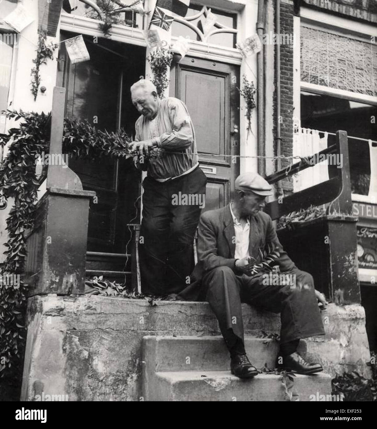 Cette image montre des Néerlandais décorant leurs maisons, mettant en valeur les traditions culturelles et les pratiques de la décoration intérieure aux pays-Bas. La scène souligne comment la décoration de la maison reflète l'héritage néerlandais et le style personnel. Banque D'Images