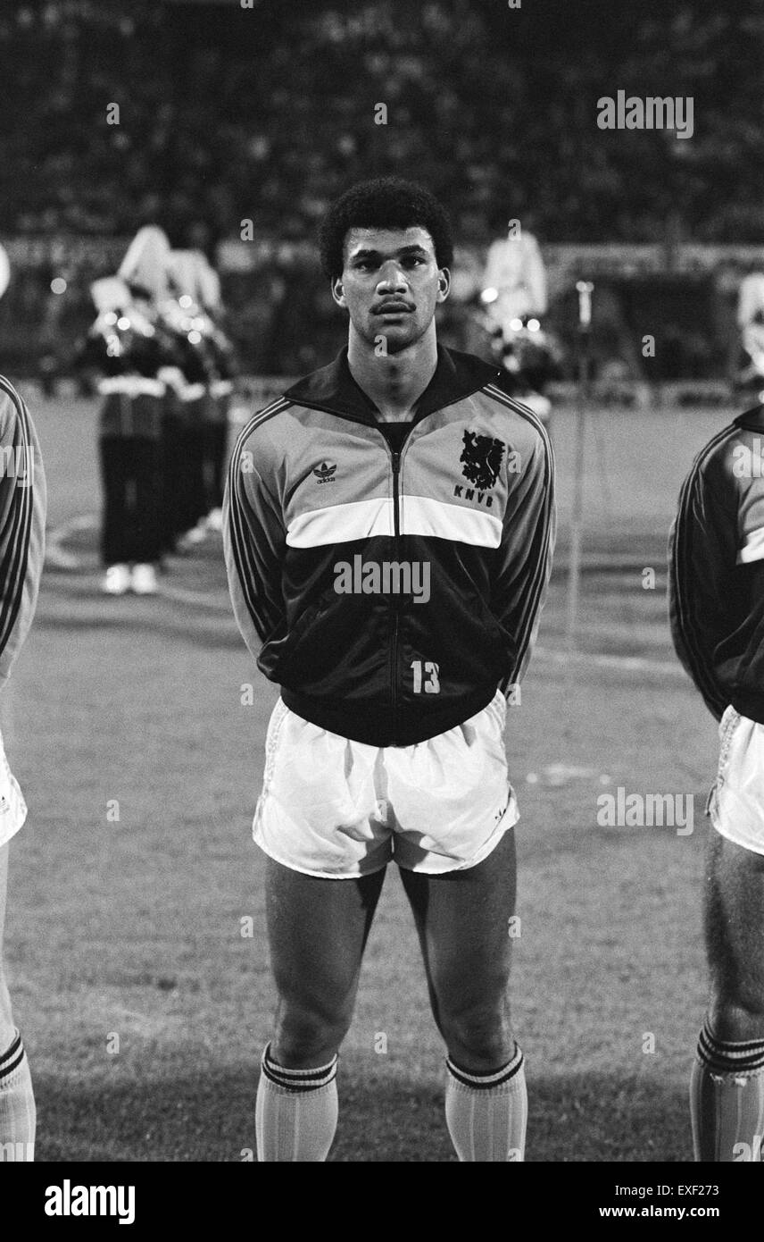 Une photographie ou une peinture de Ruud Gullit lors de sa performance d'hymnes nationaux, probablement avant un match de football. L’image capture un moment de patriotisme et de compétition internationale. Banque D'Images