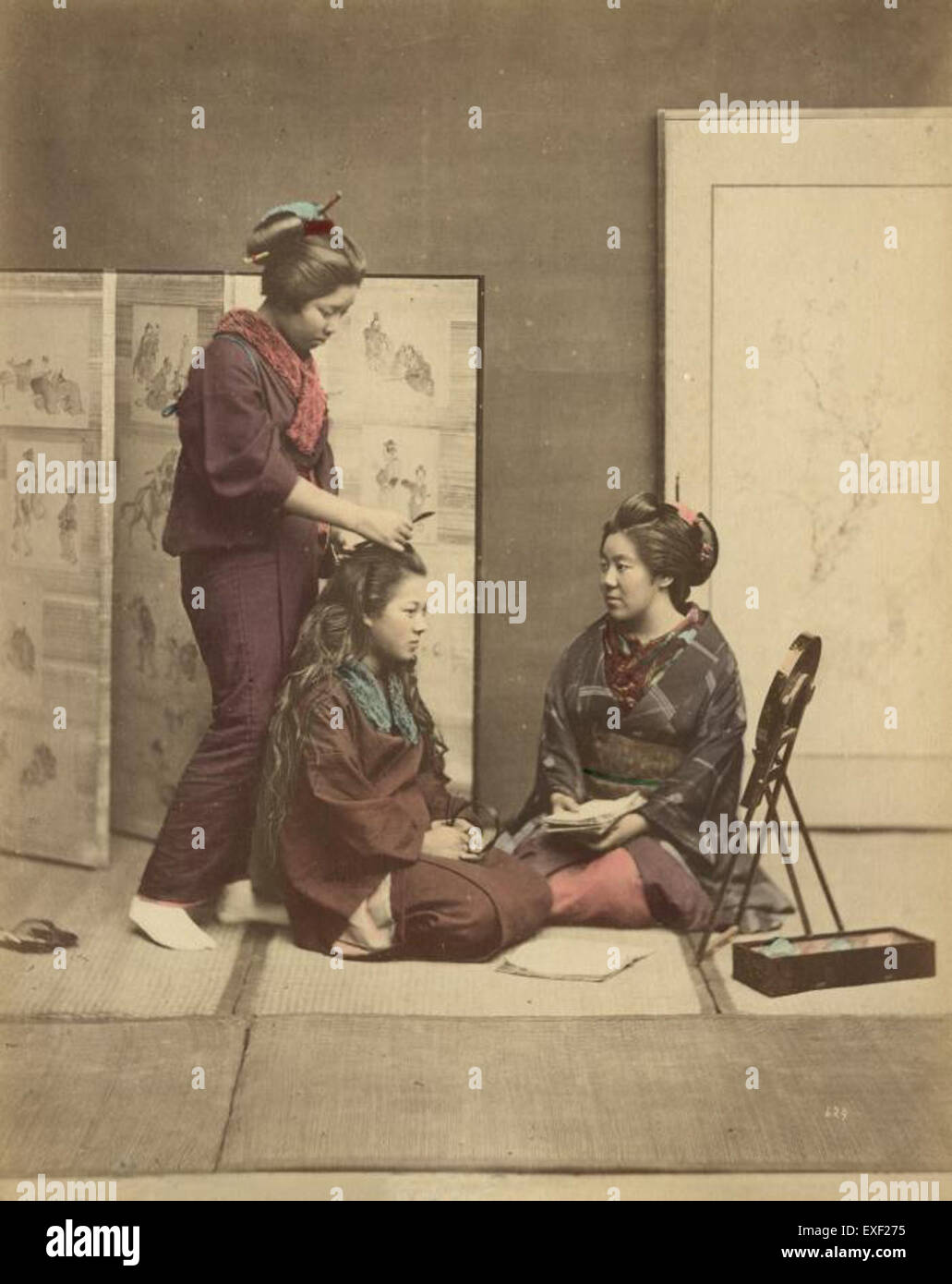 Cette image met en évidence la pratique du coiffage, un aspect important du toilettage personnel et de la mode. Les techniques de coiffure ont évolué au fil du temps, avec diverses méthodes pour couper, colorer et façonner les cheveux en fonction des préférences individuelles. Cette photographie met en valeur la signification culturelle et esthétique de la coiffure dans la société contemporaine. Banque D'Images