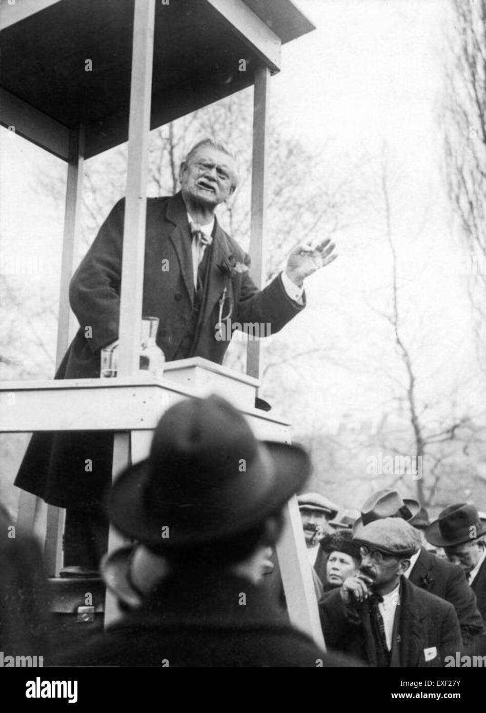 Un homme politique néerlandais prononce un discours le 1er mai à Oosterpark, Amsterdam, pour la fête du travail. L'image capture le discours public, soulignant l'engagement politique lors de cet événement important sur le travail et les droits sociaux. Banque D'Images