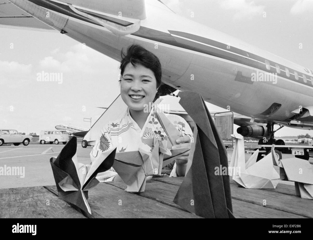 L’origami japonais, l’art traditionnel du pliage de papier, consiste à créer des sculptures et des dessins complexes à partir d’une seule feuille de papier, démontrant précision et savoir-faire. Banque D'Images