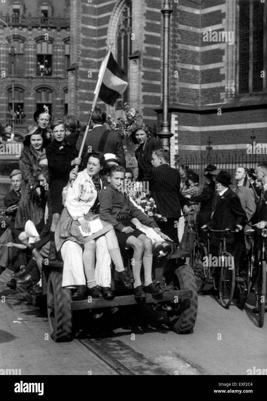 Cette image montre une Jeep remplie de personnes célébrant, peut-être lors d'un événement festif ou d'un défilé. Les gens semblent s’amuser, marquant un moment de joie commune. La Jeep, un véhicule hors route populaire, se distingue comme un symbole d'aventure et de plaisir décontracté dans les célébrations de groupe. Banque D'Images
