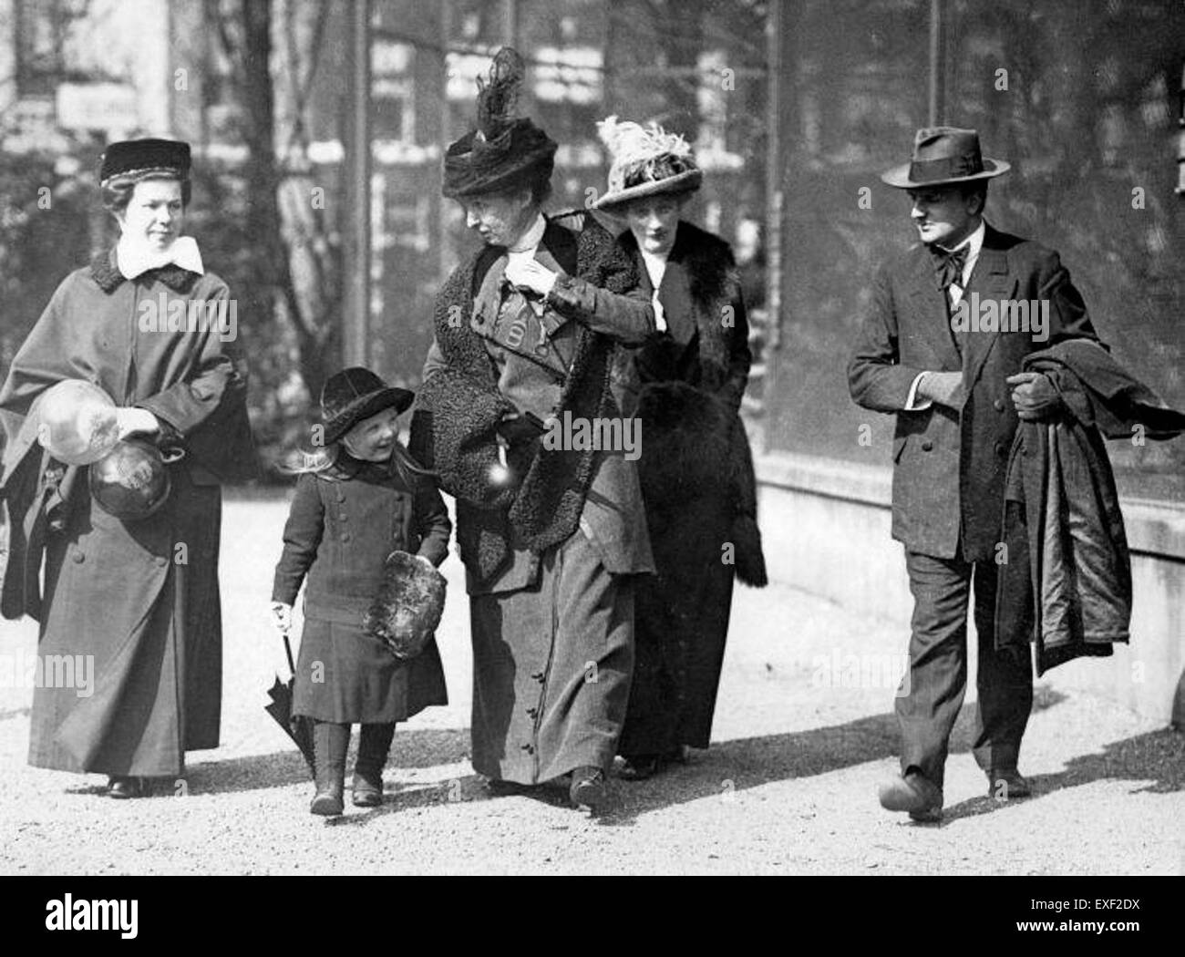 Juliana, la future reine des Pays-Bas, enfant, dans un portrait pris au zoo d'Artis, présentant son innocence juvénile et sa lignée royale précoce dans un cadre naturel en plein air. Banque D'Images