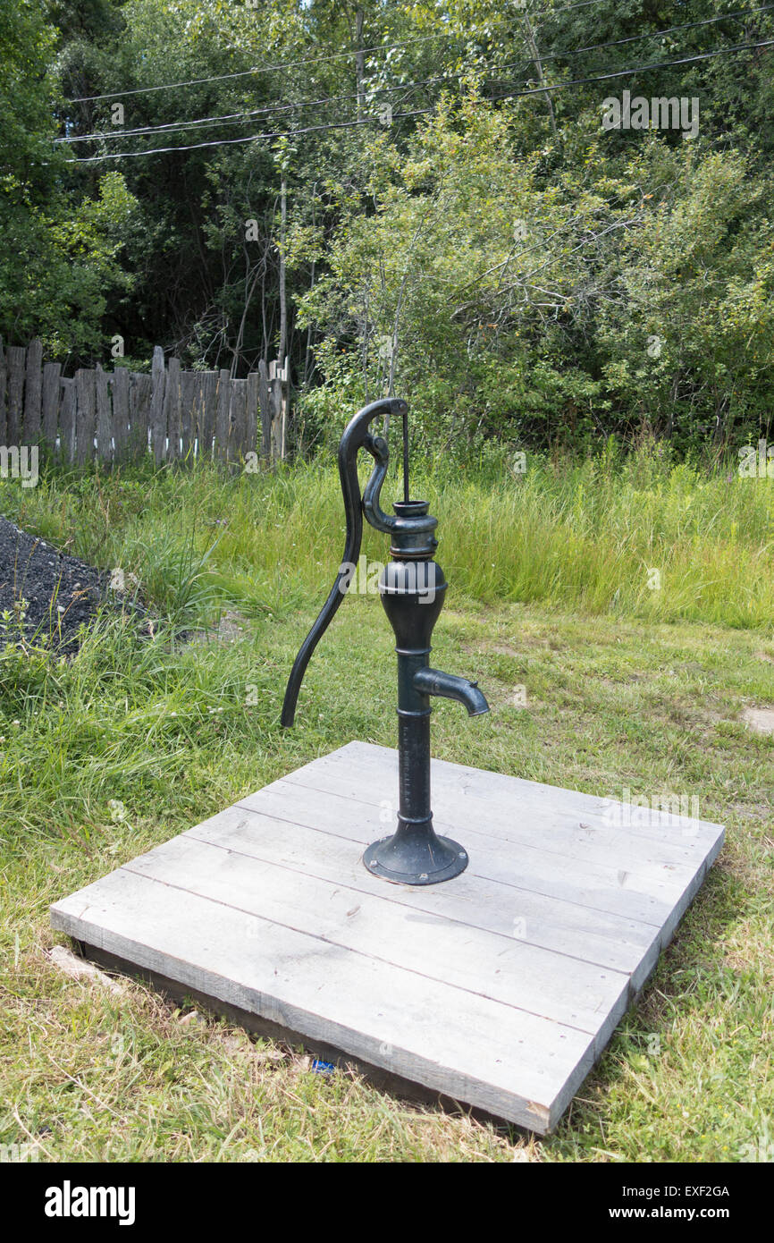 Ancienne pompe à eau manuelle Photo Stock - Alamy