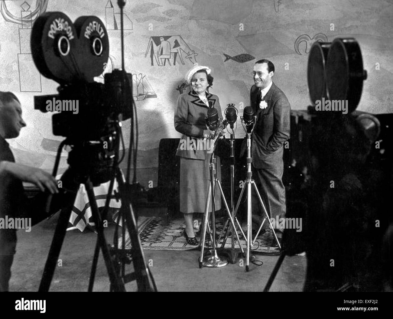 'Juliana on Camera' capture un moment photographique de Juliana, une figure dont la présence et l'expression sont au centre de la composition. L'image reflète le style photographique du XXe siècle, mettant l'accent sur l'identité personnelle et la narration visuelle. Banque D'Images