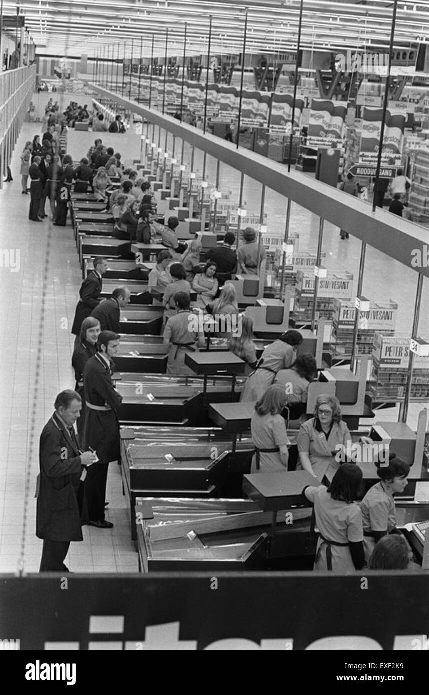 L'image présente les caisses enregistreuses à l'intérieur du supermagasin Maxis de Kassa, mettant l'accent sur l'environnement de vente au détail moderne. L'affichage capture la disposition et la fonctionnalité des systèmes de caisse du magasin, reflétant la technologie de vente au détail utilisée dans les achats contemporains. Banque D'Images
