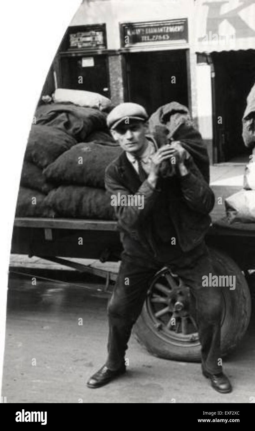 Ce portrait historique représente Kolenboer, un marchand de charbon d'une époque antérieure. L'œuvre souligne son rôle dans le commerce du charbon, capturant un moment à partir d'une époque où le charbon était un produit vital dans l'industrialisation. Banque D'Images