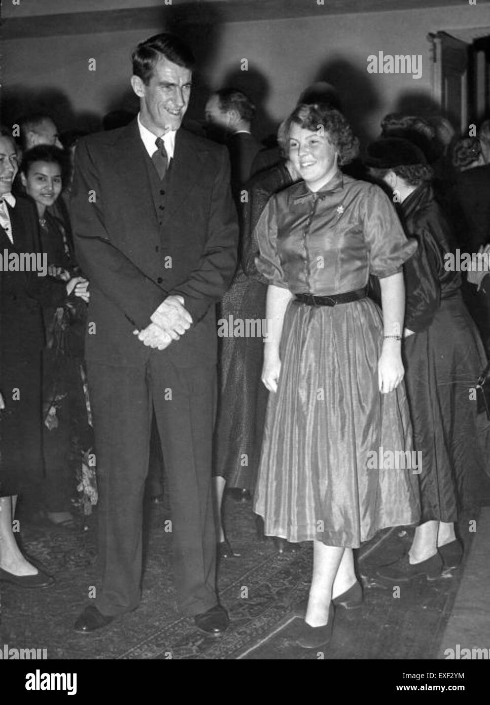 Cette photographie capture la princesse héritière Beatrix des pays-Bas avec Sir Edmund Hillary, commémorant leur rencontre et réfléchissant à leur héritage historique et humanitaire commun. Banque D'Images