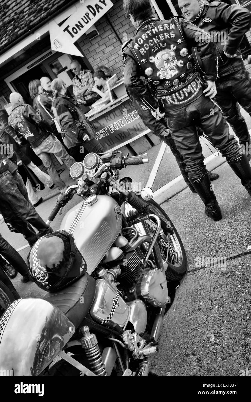 Rockers et la motocyclette à la tonne jusqu'Jour, Jacks Hill Cafe, Towcester, Northamptonshire, Angleterre. Monochrome Banque D'Images