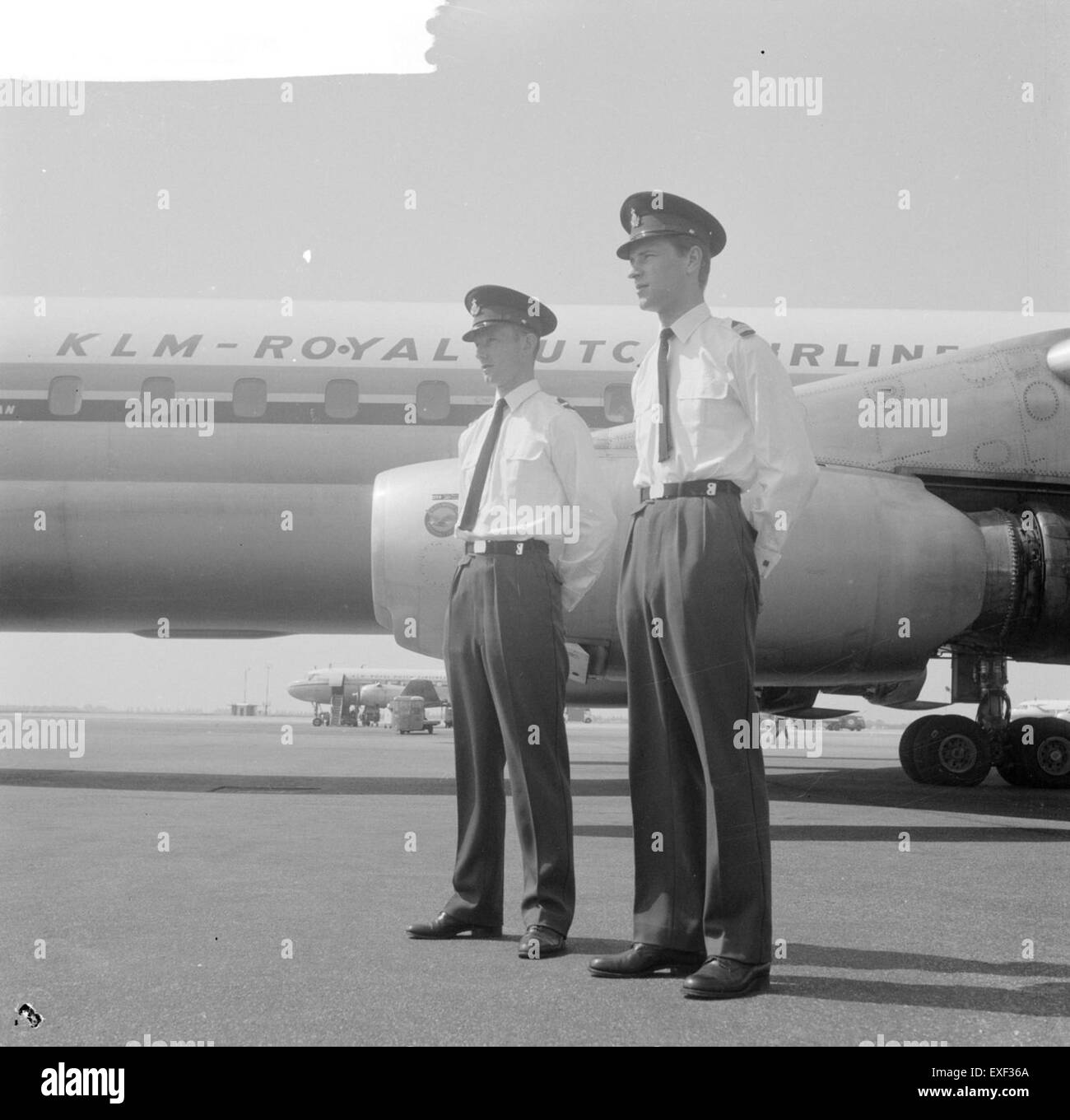 Le *Mareschaussee* de la police militaire royale néerlandaise dans leurs uniformes d'été lors d'une patrouille. La tenue d’été distinctive comprend un tissu léger et des chapeaux ouverts, conçus pour les mois les plus chauds, et constitue une partie importante des fonctions historiques et cérémonielles de la police militaire. Banque D'Images