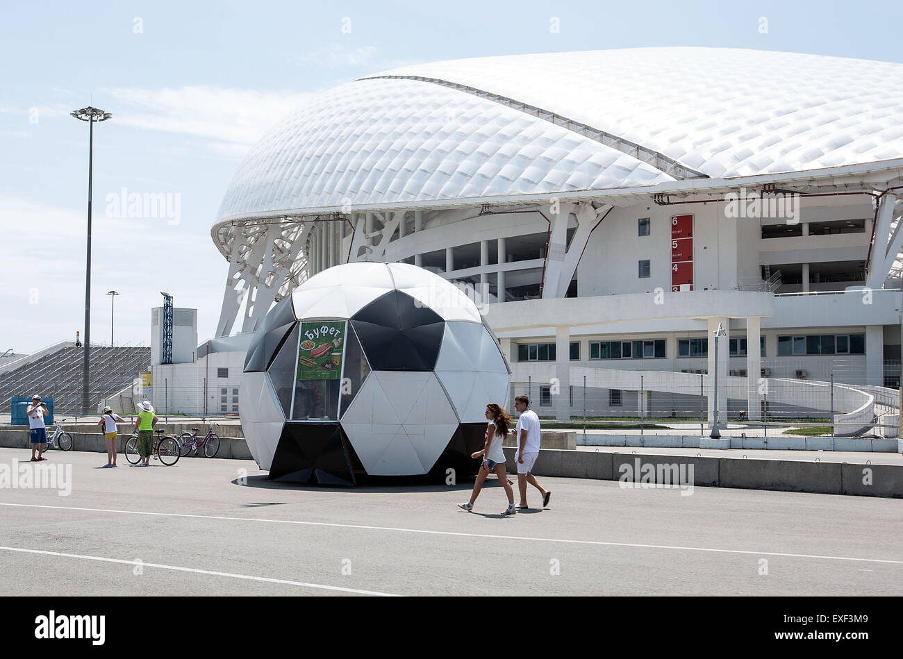 Sochi, Russie. Le 13 juillet, 2015. Les gens marchent à l'extérieur du stade olympique Fisht à Sotchi, Russie, le 13 juillet 2015. Stade olympique Fisht a été construit pour le 22e Jeux Olympiques d'hiver à Sotchi en 2014. Le stade est maintenant fermé pour la reconstruction de la Coupe des Confédérations 2017 et 2018 le championnat de football du monde. Crédit : Li Ming/Xinhua/Alamy Live News Banque D'Images