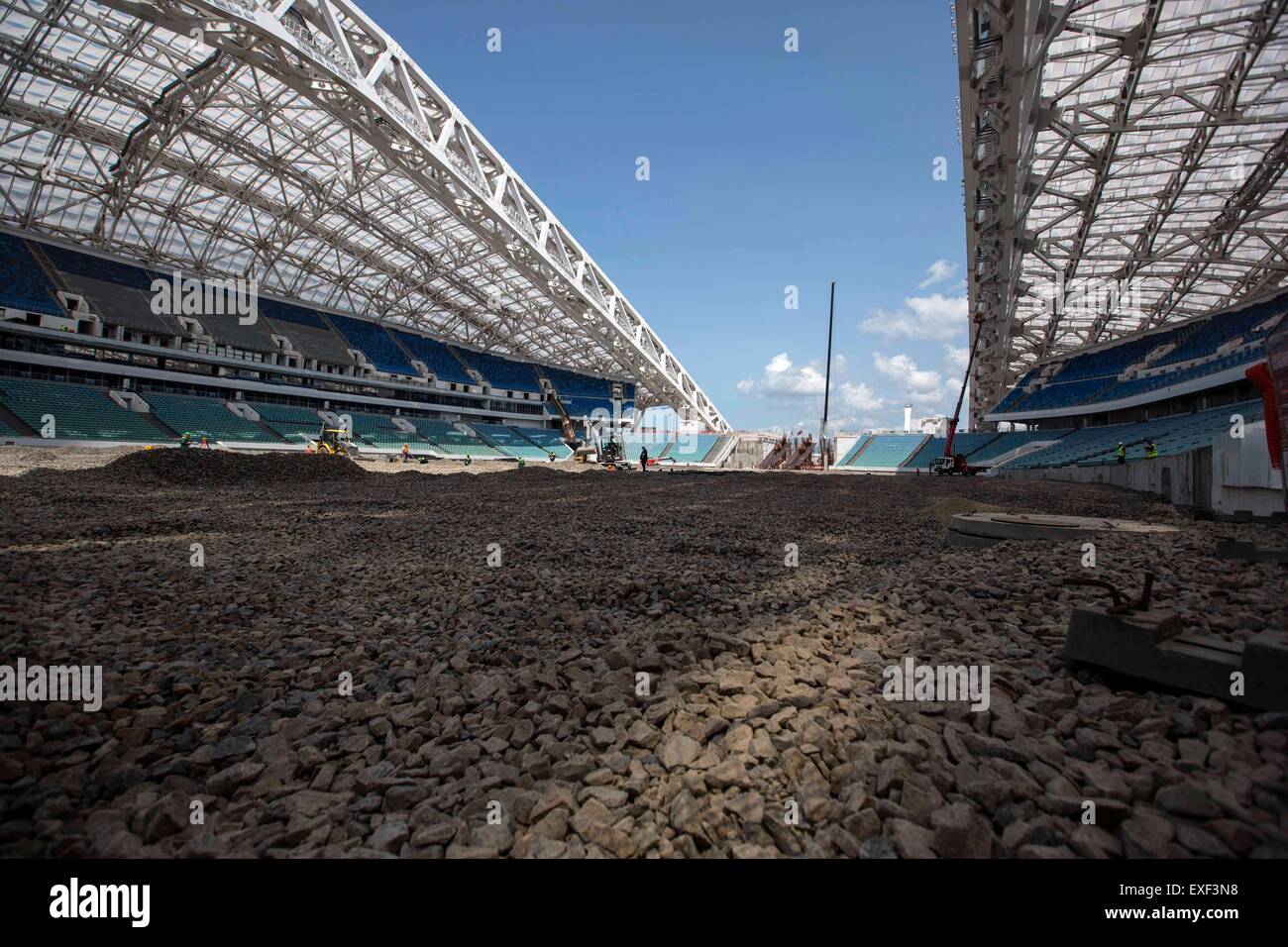 Sotchi. Le 13 juillet, 2015. Photo prise le 13 juillet 2015 présente le site de reconstruction du stade olympique Fisht, à Sochi en Russie. Stade olympique Fisht a été construit pour le 22e Jeux Olympiques d'hiver à Sotchi en 2014. Le stade est maintenant fermé pour la reconstruction de la Coupe des Confédérations 2017 et 2018 le championnat de football du monde. Crédit : Li Ming/Xinhua/Alamy Live News Banque D'Images