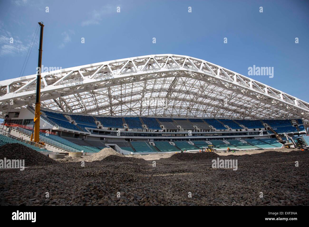 Sotchi. Le 13 juillet, 2015. Photo prise le 13 juillet 2015 présente le site de reconstruction du stade olympique Fisht, à Sochi en Russie. Stade olympique Fisht a été construit pour le 22e Jeux Olympiques d'hiver à Sotchi en 2014. Le stade est maintenant fermé pour la reconstruction de la Coupe des Confédérations 2017 et 2018 le championnat de football du monde. Crédit : Li Ming/Xinhua/Alamy Live News Banque D'Images