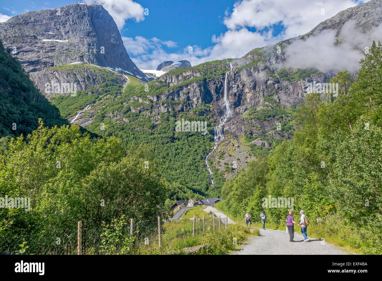 Les gens à admirer la vue Olden Norvège Banque D'Images
