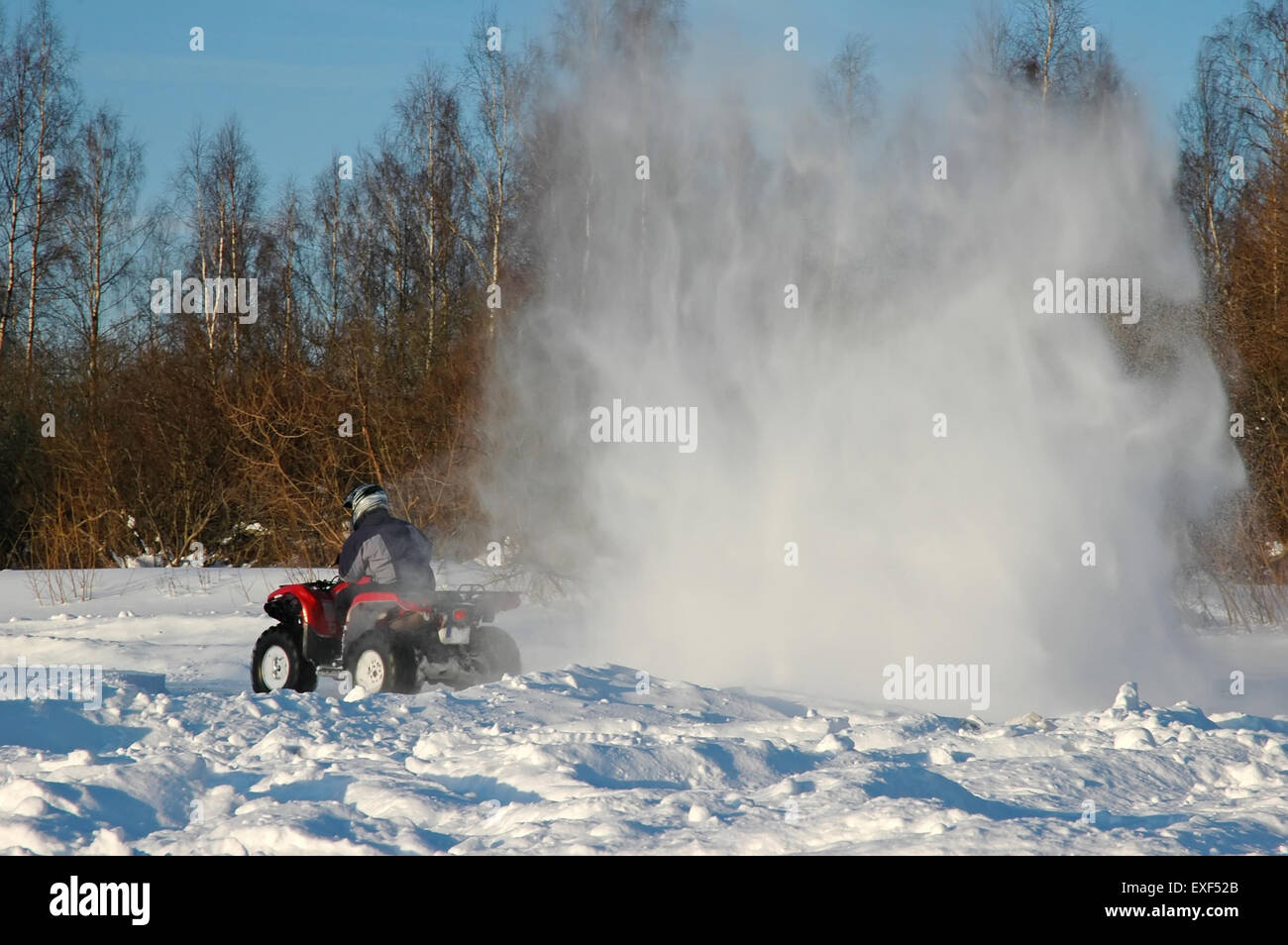 Véhicule tout terrain en mouvement à l'hiver Banque D'Images