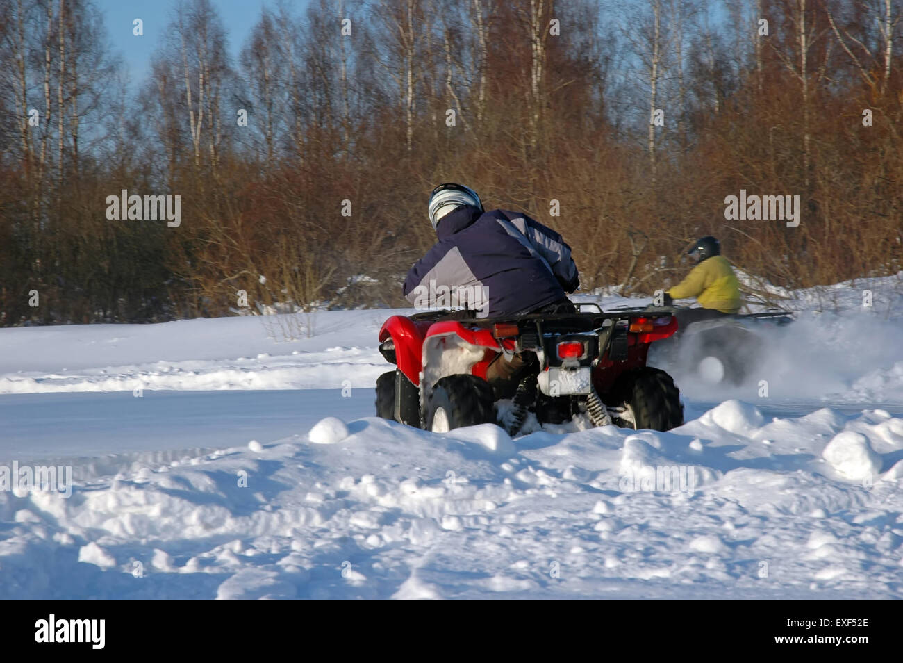 Véhicule tout terrain en mouvement à l'hiver Banque D'Images