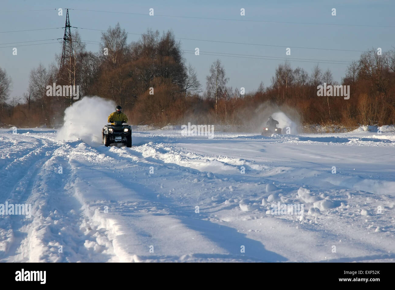 Véhicule tout terrain en mouvement à l'hiver Banque D'Images