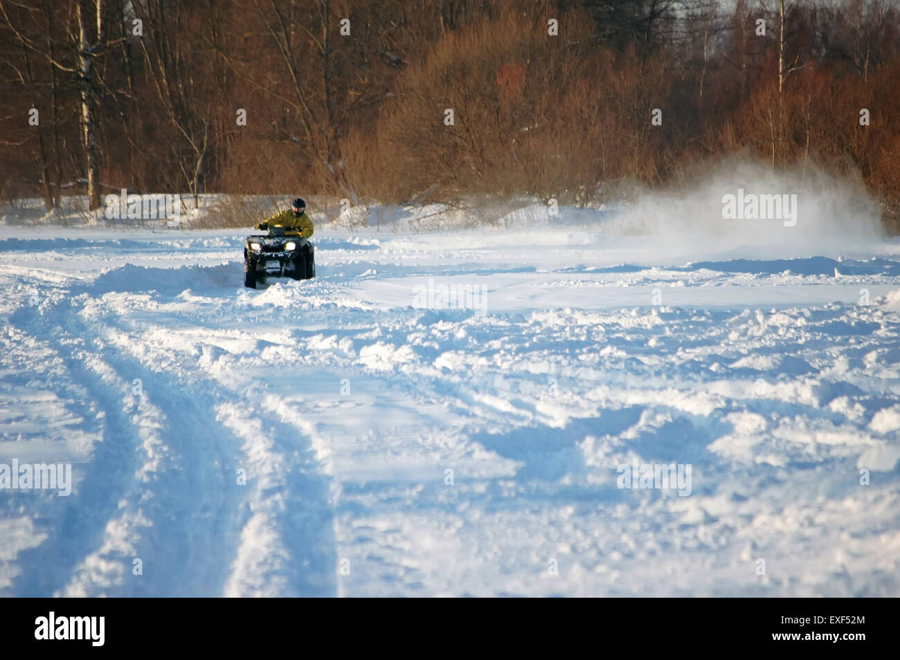 Véhicule tout terrain en mouvement à l'hiver Banque D'Images