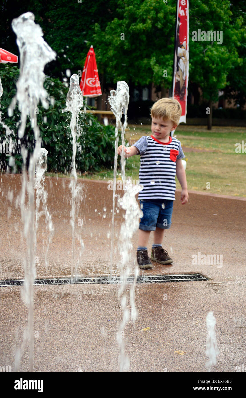 Un jeune garçon joue avec la fontaine d'eau dans la région de Bachelors Acre, Windsor. Banque D'Images