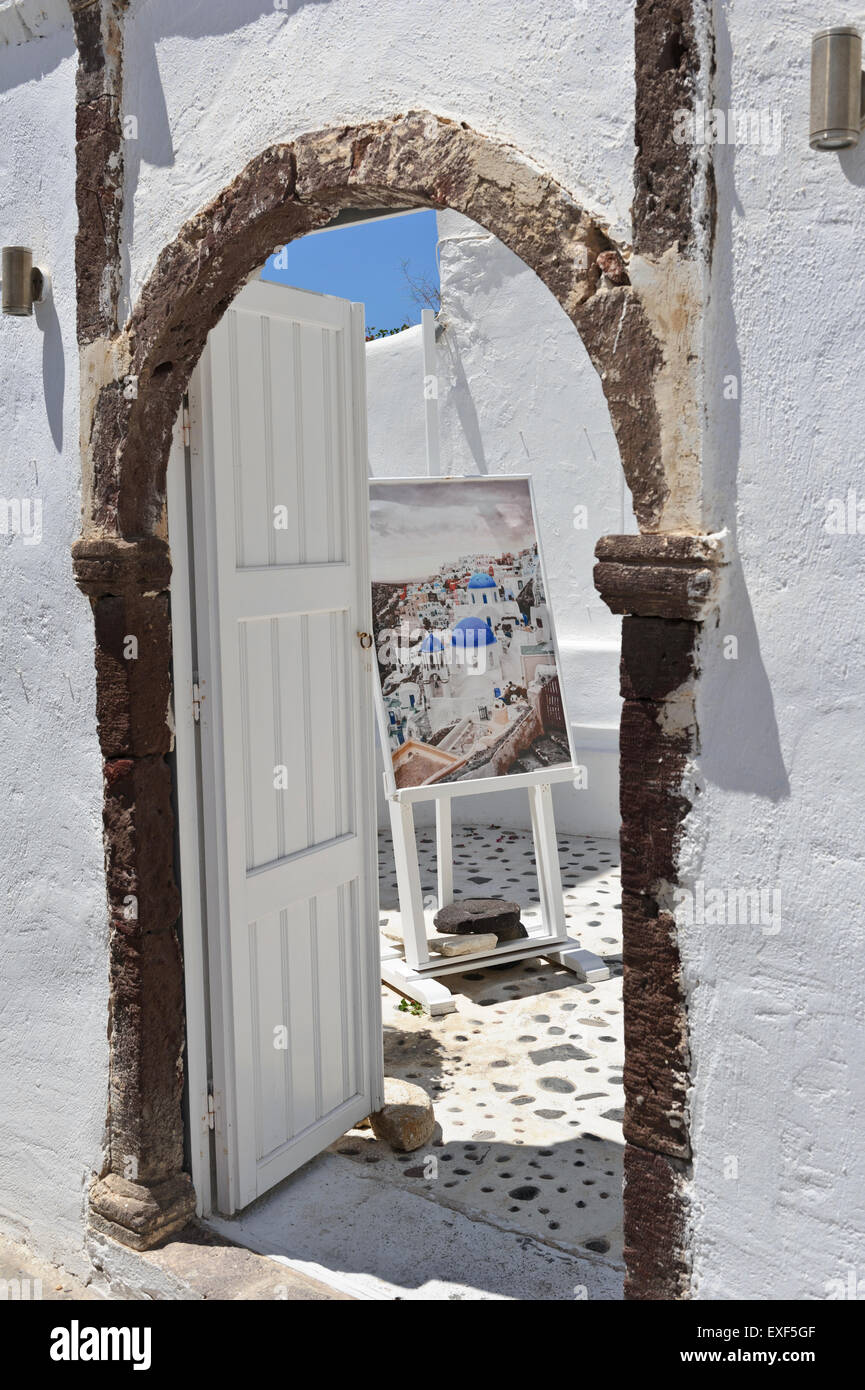 Une peinture d'une Eglise du dôme bleu et blanc sur l'affichage sur un chevalet extérieur, Santorin, Grèce. Banque D'Images