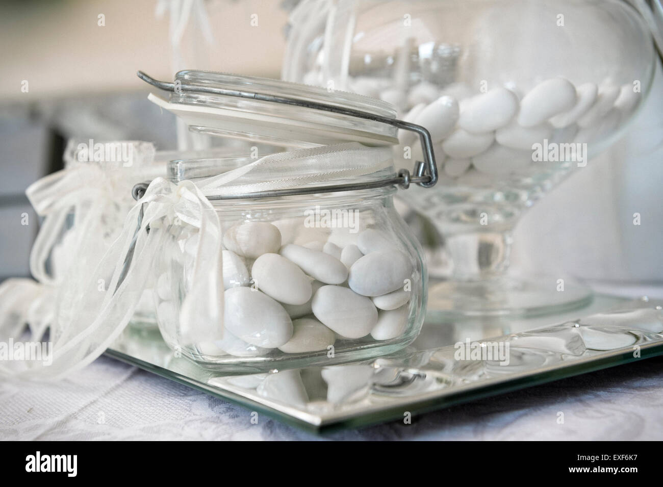 Dragée blanche dans des bocaux en verre sur plateau d'argent Banque D'Images
