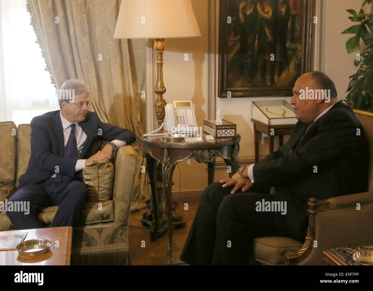 Le Caire, Égypte. Le 13 juillet, 2015. Le ministre des Affaires étrangères italien Paolo Gentiloni (L) rencontre son homologue égyptien Sameh Shoukry (R) pour l'explosion a eu lieu il y a deux jours en face de consulat italien au Caire, Égypte, le 13 juillet 2015. Credit : STR/Xinhua/Alamy Live News Banque D'Images