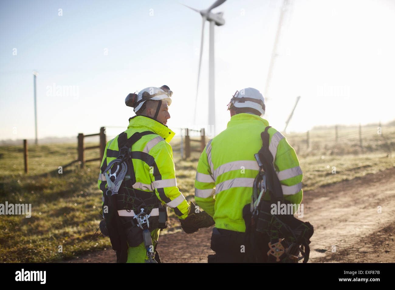 Deux ingénieurs de wind farm, à marcher ensemble, vue arrière Banque D'Images